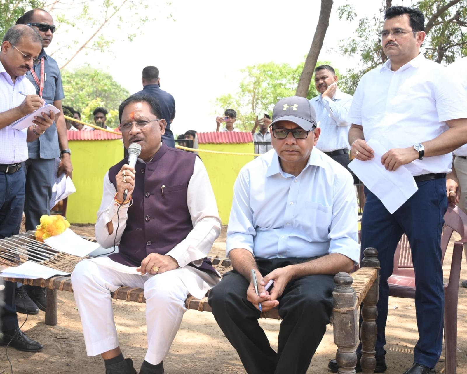 सुशासन तिहार 2025 : मुख्यमंत्री विष्णु देव साय अचानक पहुंचे सक्ती जिले के ग्राम करिगांव, पीपल के पेड़ के नीचे चौपाल लगाकर सुनी ग्रामीणों की समस्याए