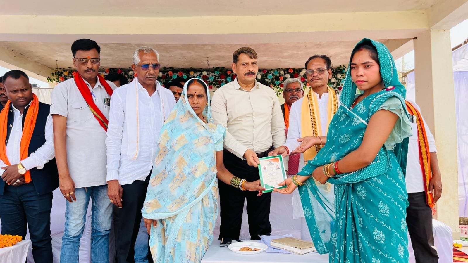 कबीरधाम जिले के सुदूर वनांचल ग्राम चिल्फी और पोलमी से समाधान शिविर का हुआ शुभारंभ, कलेक्टर ने सुशासन तिहार अंतर्गत समाधान शिविर में ग्रमीणों को आवेदनों के निराकरण की दी जानकारी