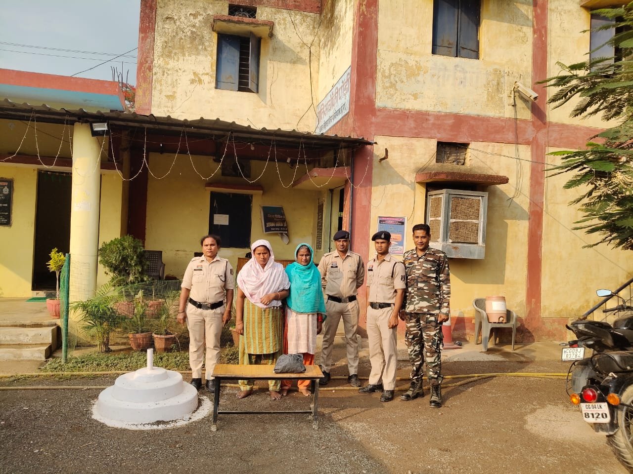 दो महिला गांजा तस्कर गिरफ्तार, 370 ग्राम गांजा बरामद